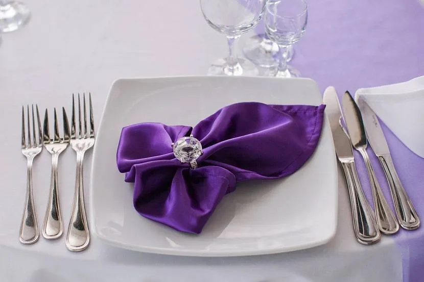 Аккуратное универсальное украшение стола