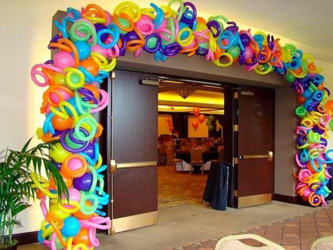 Арка из разноцветных шариков не оставит в зале ни одного равнодушного гостя.