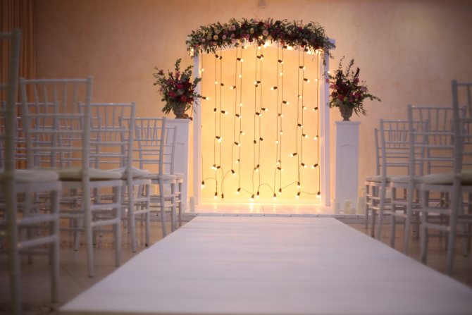 Арка с гирляндами из световых лампочек.