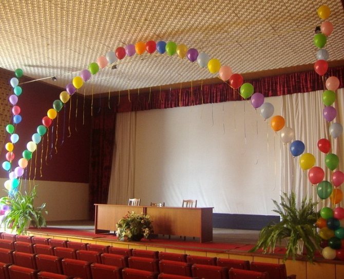 Арка в одну ниточку шаров