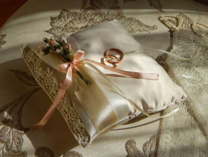 атласная подушка для колец