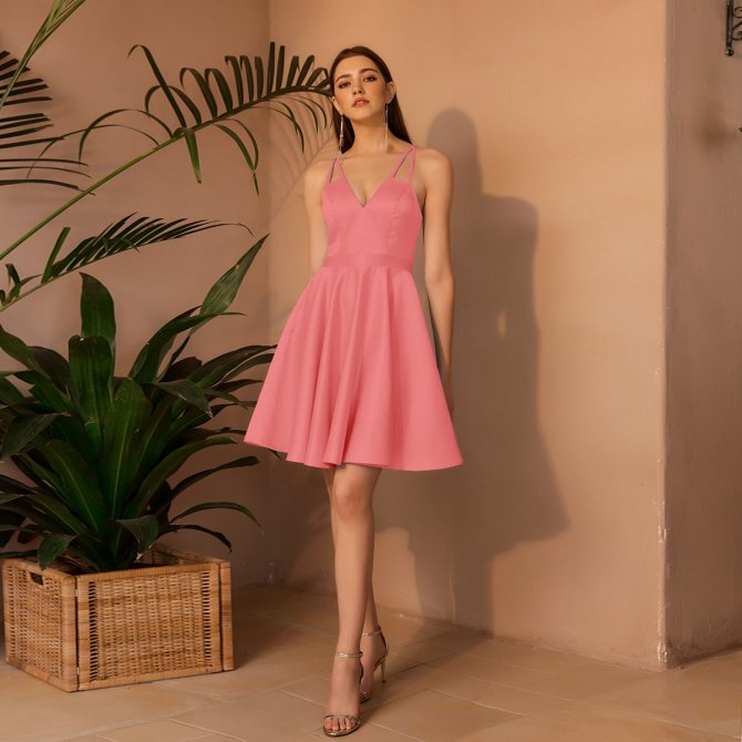 Атласное платье на бретельках с открытой спиной