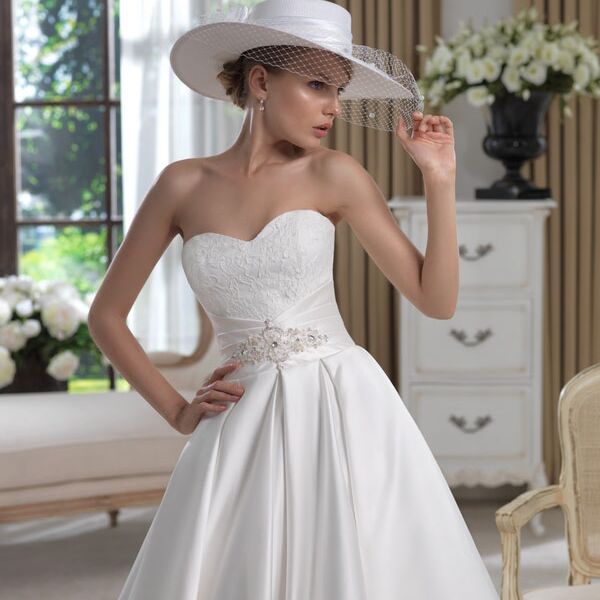 Атласное свадебное платье с корсетом для девушки с небольшой грудью