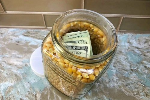 Банка с крупой