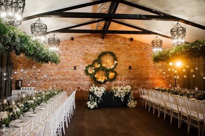 Банкетный зал в стиле кэжуал для свадьбы