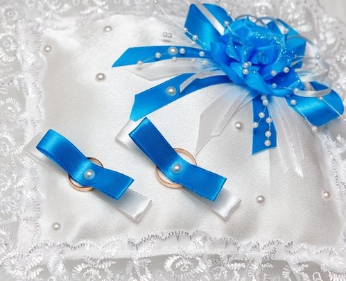 белая подушечка с лентой