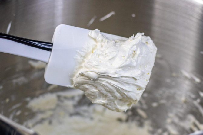 Белково-масляный крем для выравнивания торта - фото