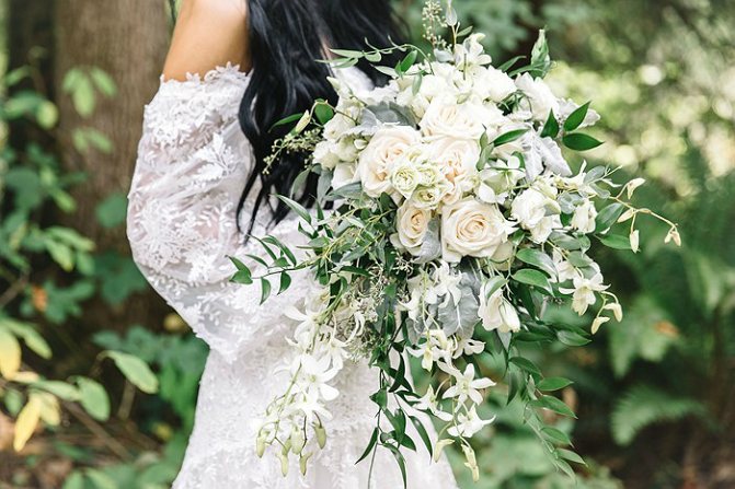 Бело-зеленый свадебный букет 5
