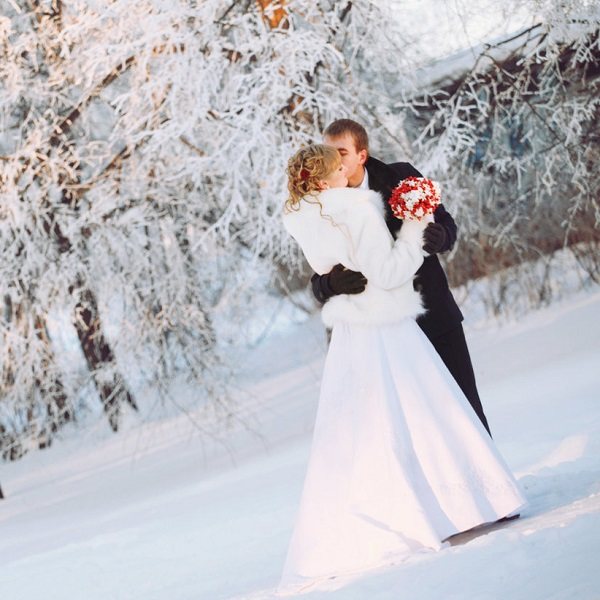 белое платье и темный костюм для молодых