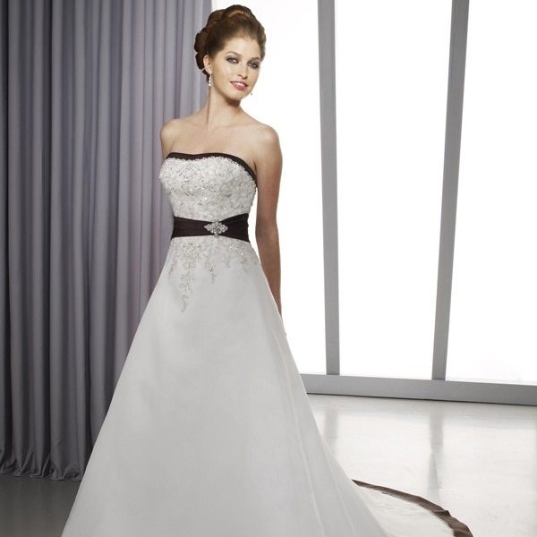 Белое с черным свадебное платье