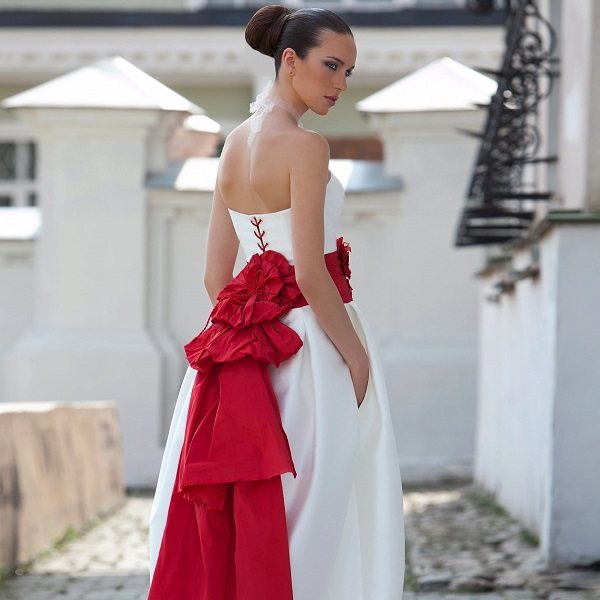 Белое с красным свадебное платье