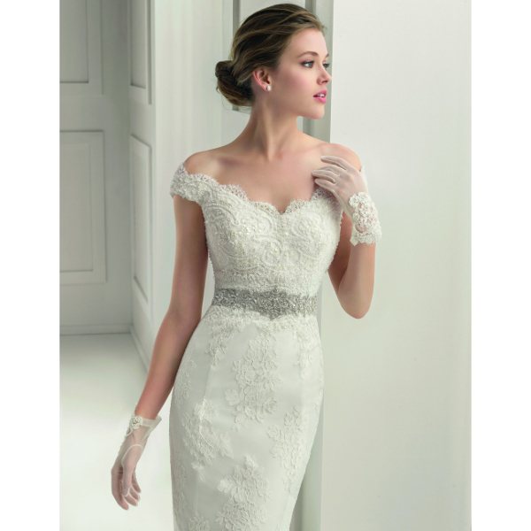 Белое свадебное платье с открытыми плечами