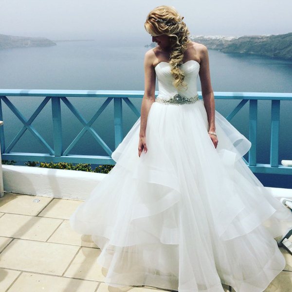 Белое свадебное платье с воланами