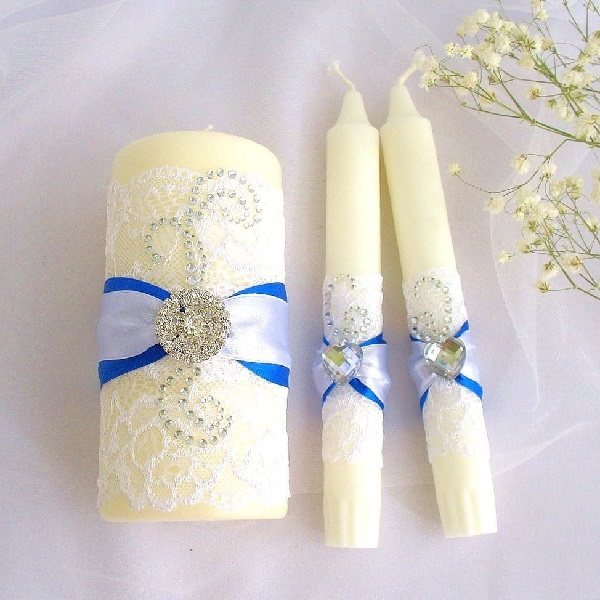 белые свечи с синими лентами на свадьбу