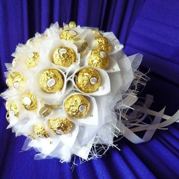 белый букет из конфет