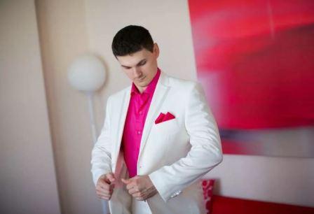 Белый костюм жениха