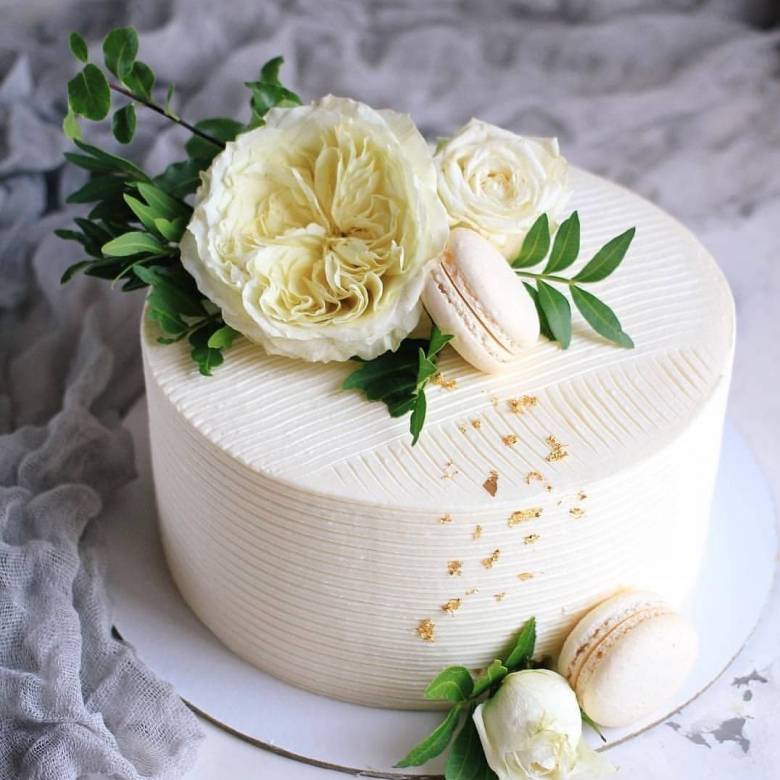 Белый торт с цветами