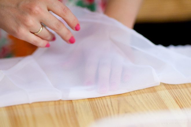 Берем прозрачную ткань, сворачиваем вдвое. Внутрь вкладываем лепесток. Линии сгибов лепестка и ткани должны совпасть