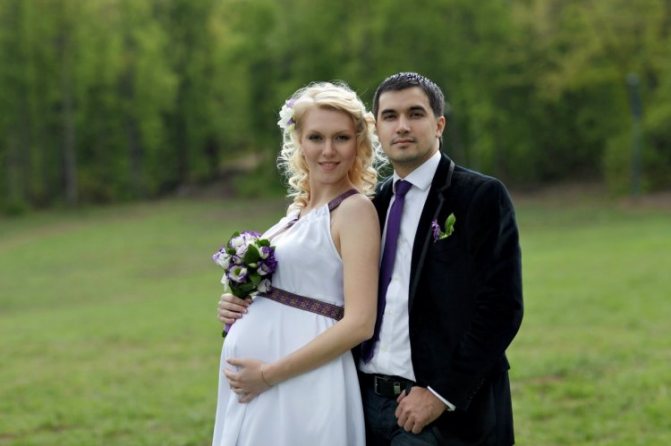 Беременная невеста и жених