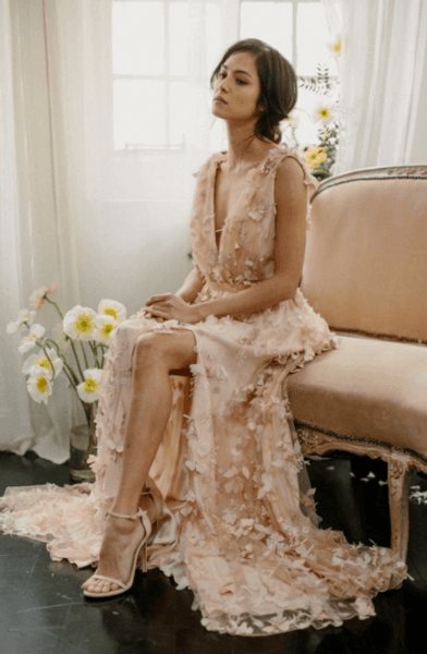 бежевое кружевное свадебное платье