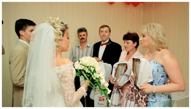 Благословение молодых – икона держится в рушнике