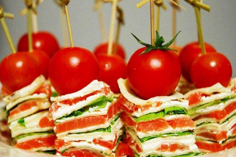 Блинные канапе на шпажках