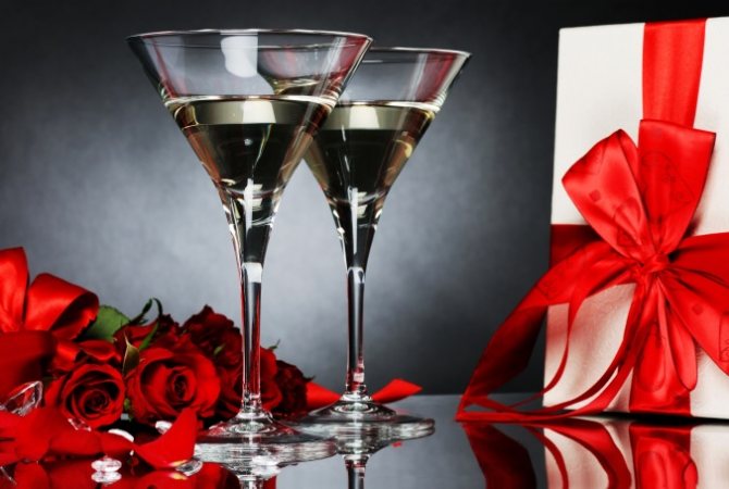 бокалы, букет и подарок