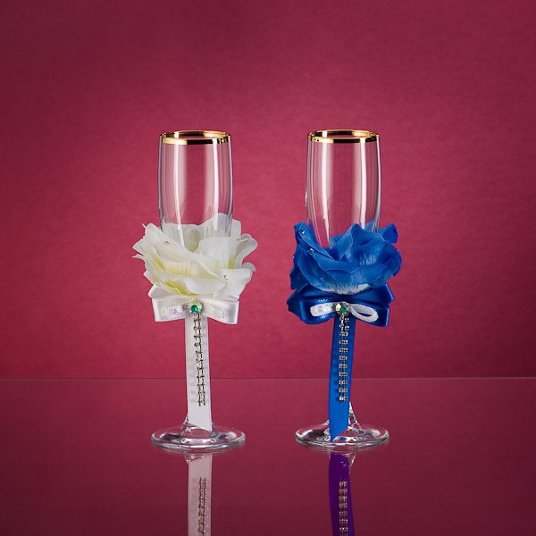 бокалы с цветными лентами на свадьбу