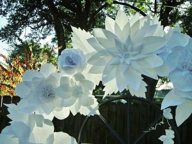 Большие бумажные цветы