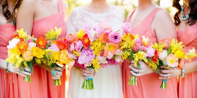 Большие и яркие бутоны идеально смотрятся в такой день