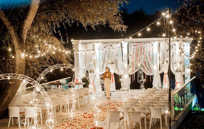 Большое количество огней, созданных при помощи гирлянд из лампочек придаст церемонии еще большей помпезности, сделав церемонию царской.