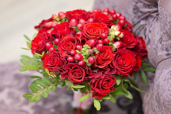 Бордовый букет невесты 5