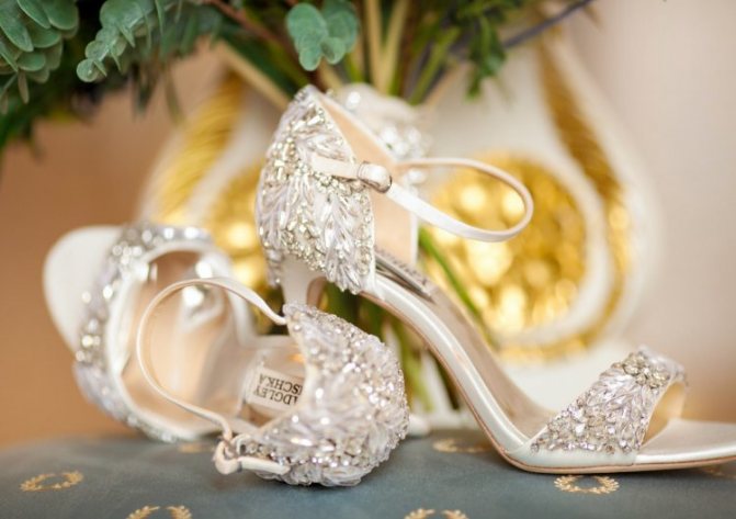 Босоножки со стразами