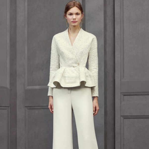 брючный костюм белого цвета для девушки на свадьбу