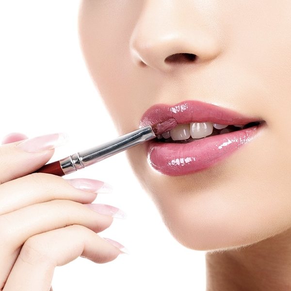 брюнетка красит губы на свадьбу