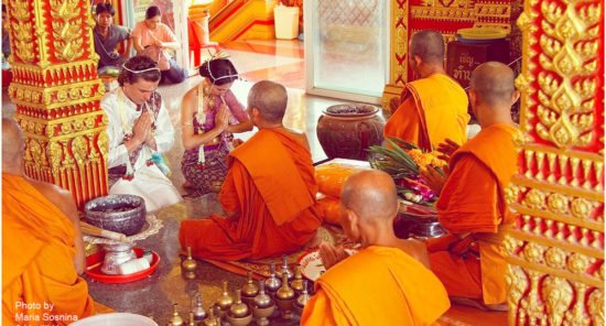 буддийский монах благословляет молодых