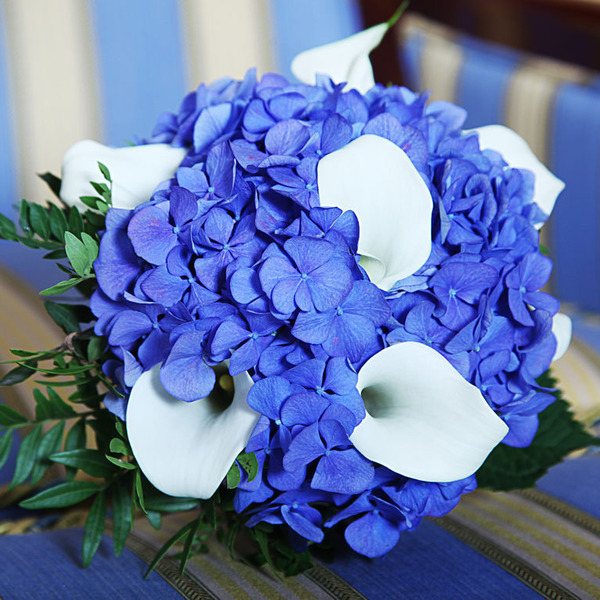 букет гортензии с белыми цветами