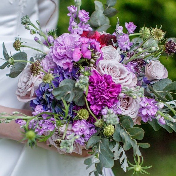 букет из гвоздик и полевых цветов