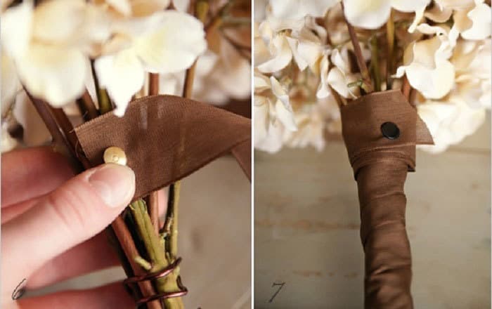 букет из гвоздик с тканевой лентой