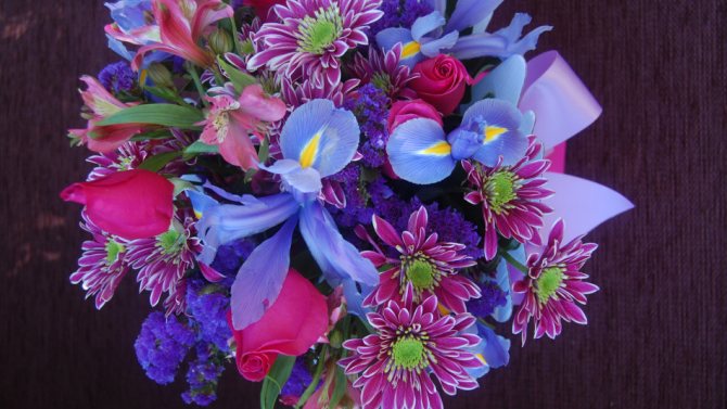 Букет из ирисов, гербер и роз