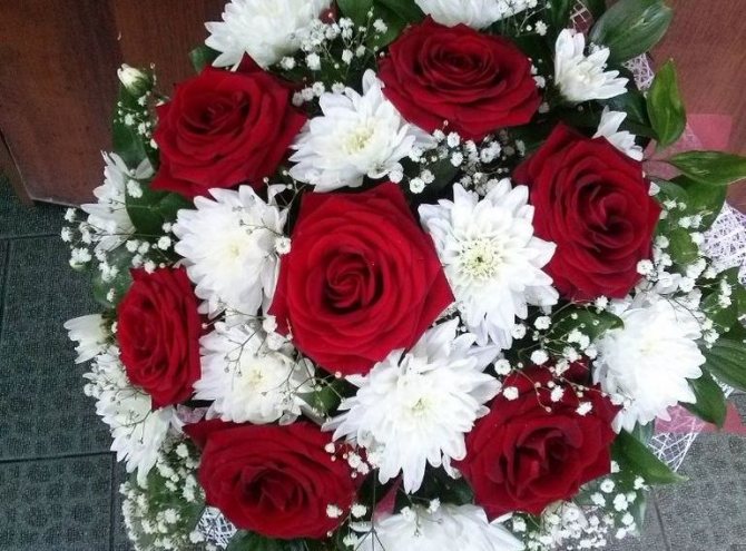 Букет из красных роз и белых хризантем