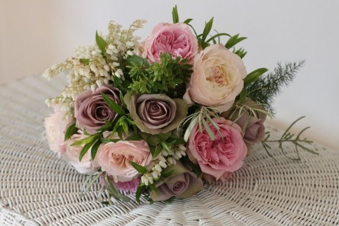 Букет из остинок, украшенный зеленью