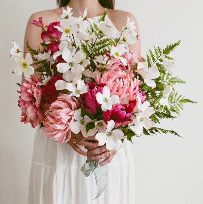 Букет из пионов и хризантем