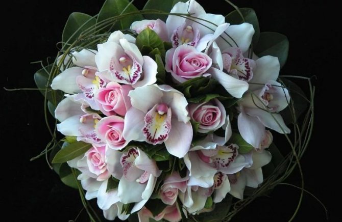 Букет из роз и орхидей