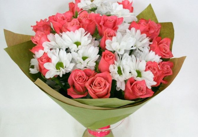 Букет из розовых роз и белых хризантем