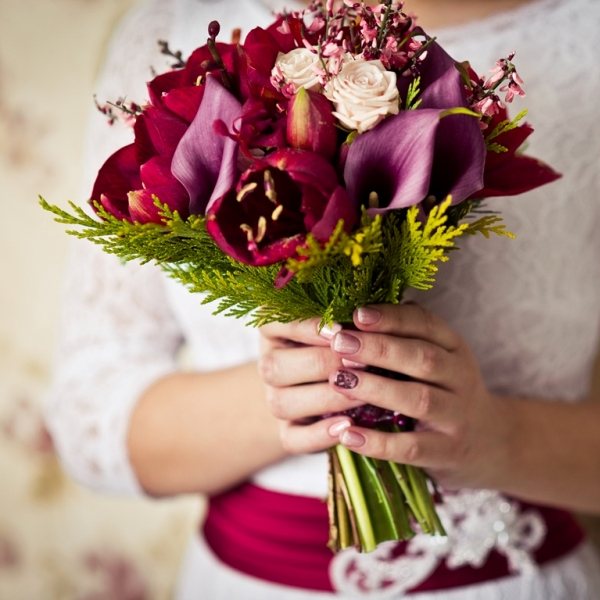 букет из темных калл на свадьбу