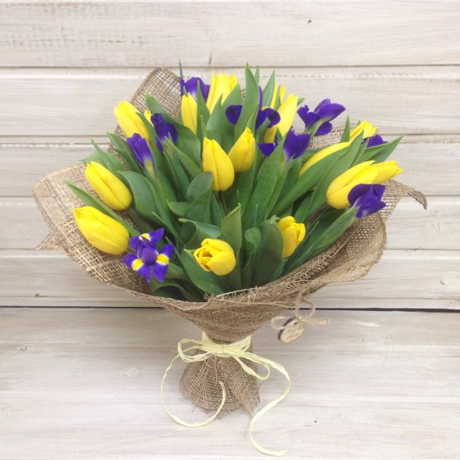 букет из тюльпанов в мешковине