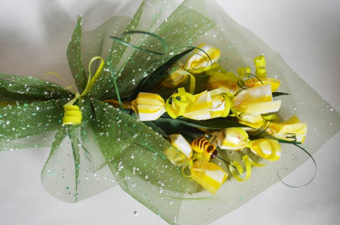 букет из тюльпанов в органзе
