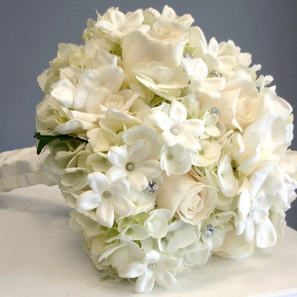 букет невесты из белых гортензий