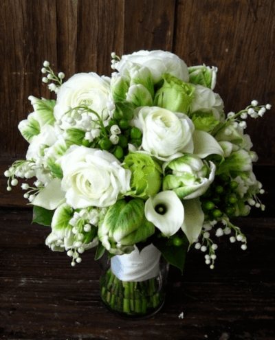 букет невесты из белых кустовых роз